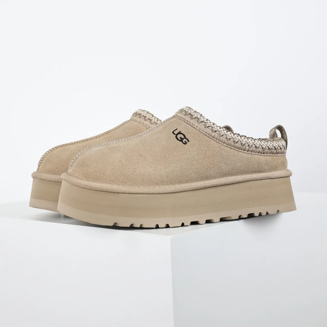 Pick up locally 💰540, the core recommendation is good price UGG Tazz series, rapeseed color half-flops, Xiaohongshu hot style, Henan Longfeng leather production, sheepskin and wool integration, top quality in the market, upper waterproof material, 2-3 cm cashmere insole, keeping warm in winter, suitable for home use. In the new year, uug has launched a style series, which is partially geared towards the preferences of young consumers. It has also been at the forefront of fashion trends. Shoe body material, water-repellent coated suede upper 17mm UGGPURE™ implanted wool insole Lightweight non-slip comfortable rubber outsole With brand LOGO Trademark Comes with full packaging Size: 35 36 37 38 39 40